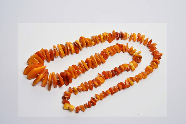 Appraisal: A LARGE ROUGH CUT AMBER BEAD NECKLACE approximately cm in