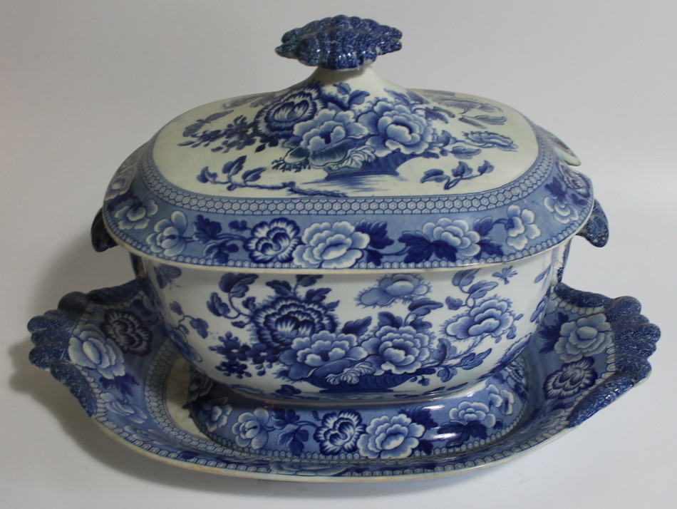 Appraisal: An early thC blue and white pottery soup tureen cover