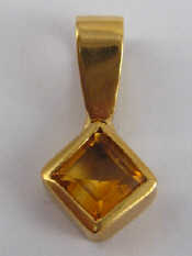 Appraisal: A yellow metal tests carat gold citrine pendant approx cm