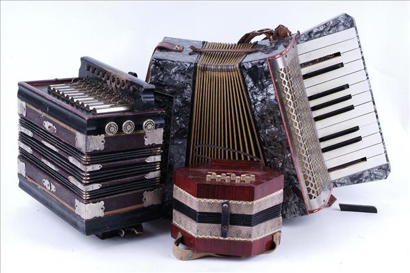 Appraisal: A Ludwig Parsifal Melodeon with steel reeds an unmarked concertina