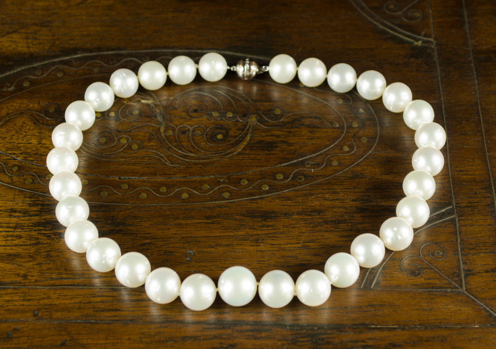 Appraisal: WHITE SOUTH SEA PEARL NECKLACE measuring inches in length and