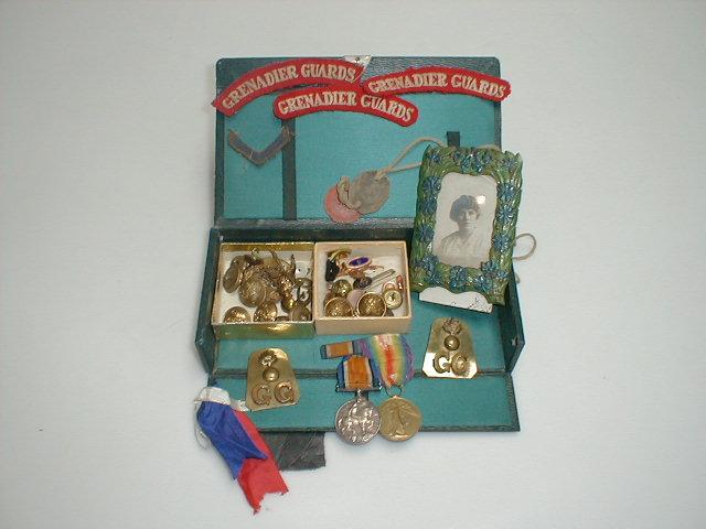 Appraisal: A small quantity of Grenadier Guards badges and buttons etc