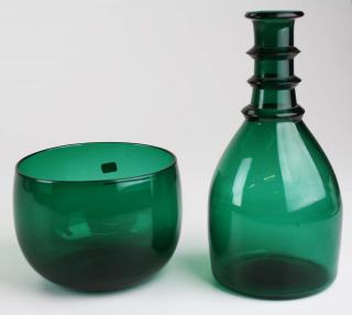 Appraisal: early blown emerald green ribbed stem mallet-form decanter and finger