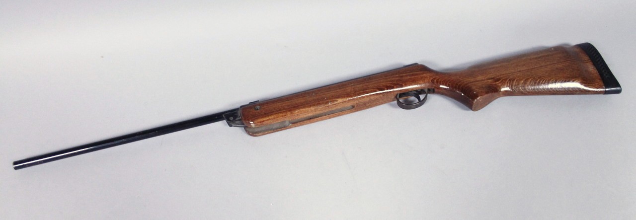 Appraisal: A BSA Meteor air rifle with metal fittings and oak