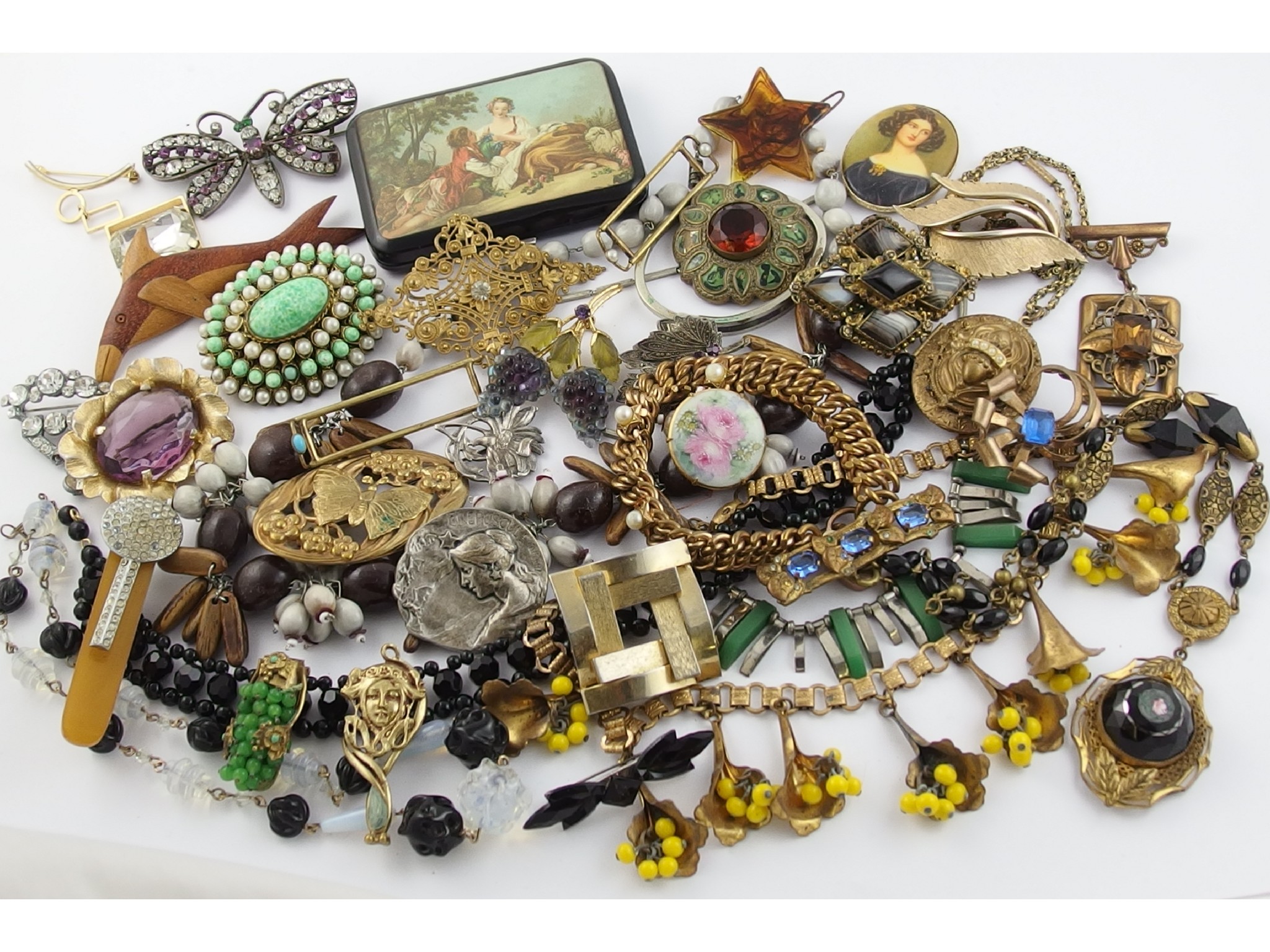 Appraisal: A good collection of vintage costume jewellery to include beads