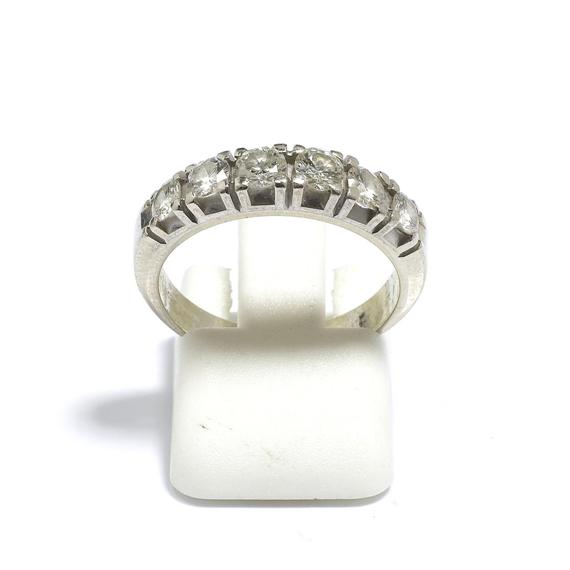 Appraisal: A DIAMOND RING circa White gold Classic rivi re model