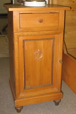 Appraisal: A PAIR OF PINE CABINET NIGHTSTANDS Continental c each having