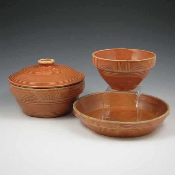 Appraisal: Watt Arcs mixing bowl pie plate and lidded casserole in