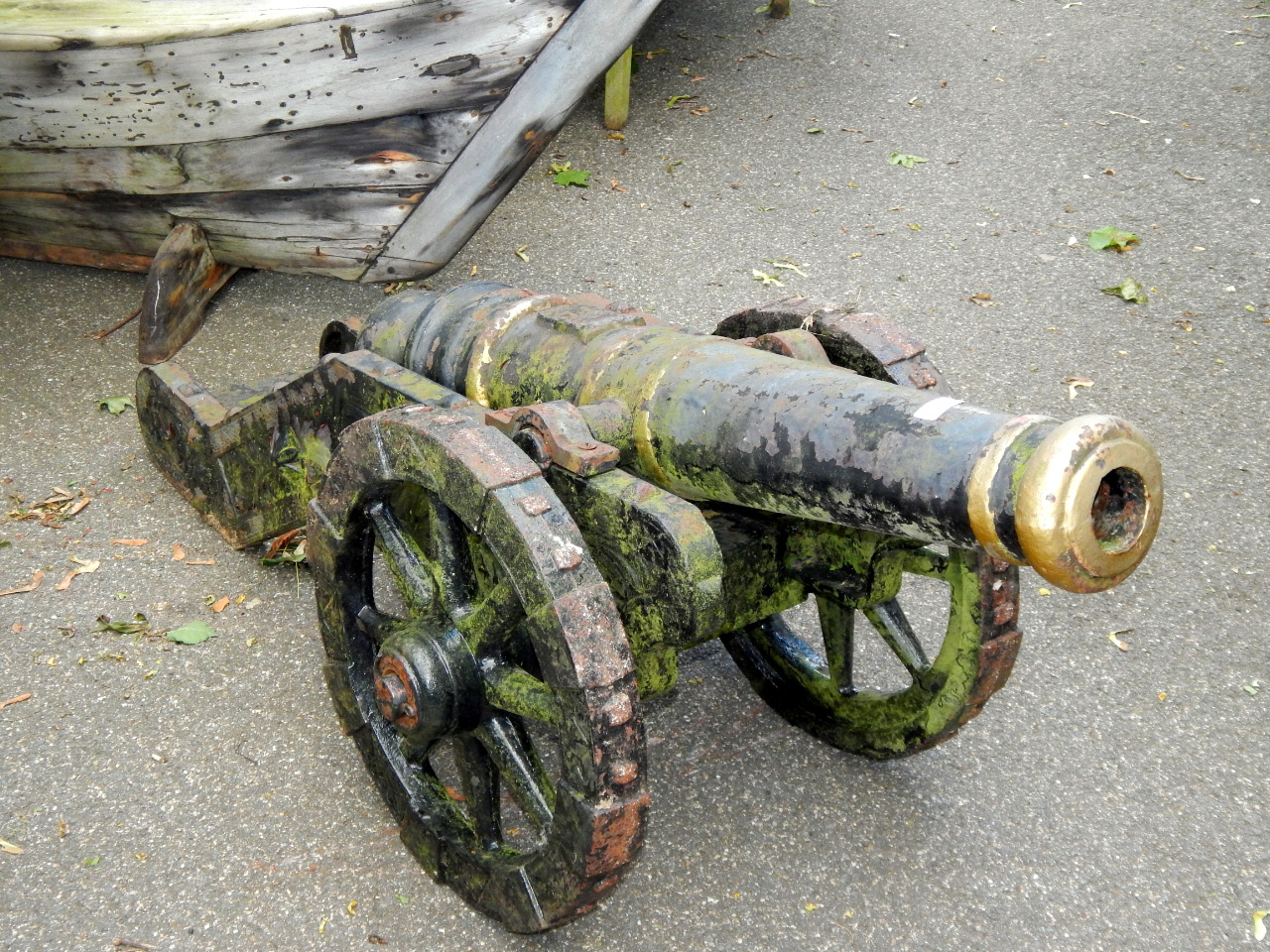 Appraisal: A cast iron garden howitzer black and gold painted cm