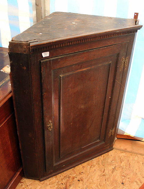 Appraisal: AN ANTIQUE OAK HANGING CORNER CUPBOARD with single panelled door