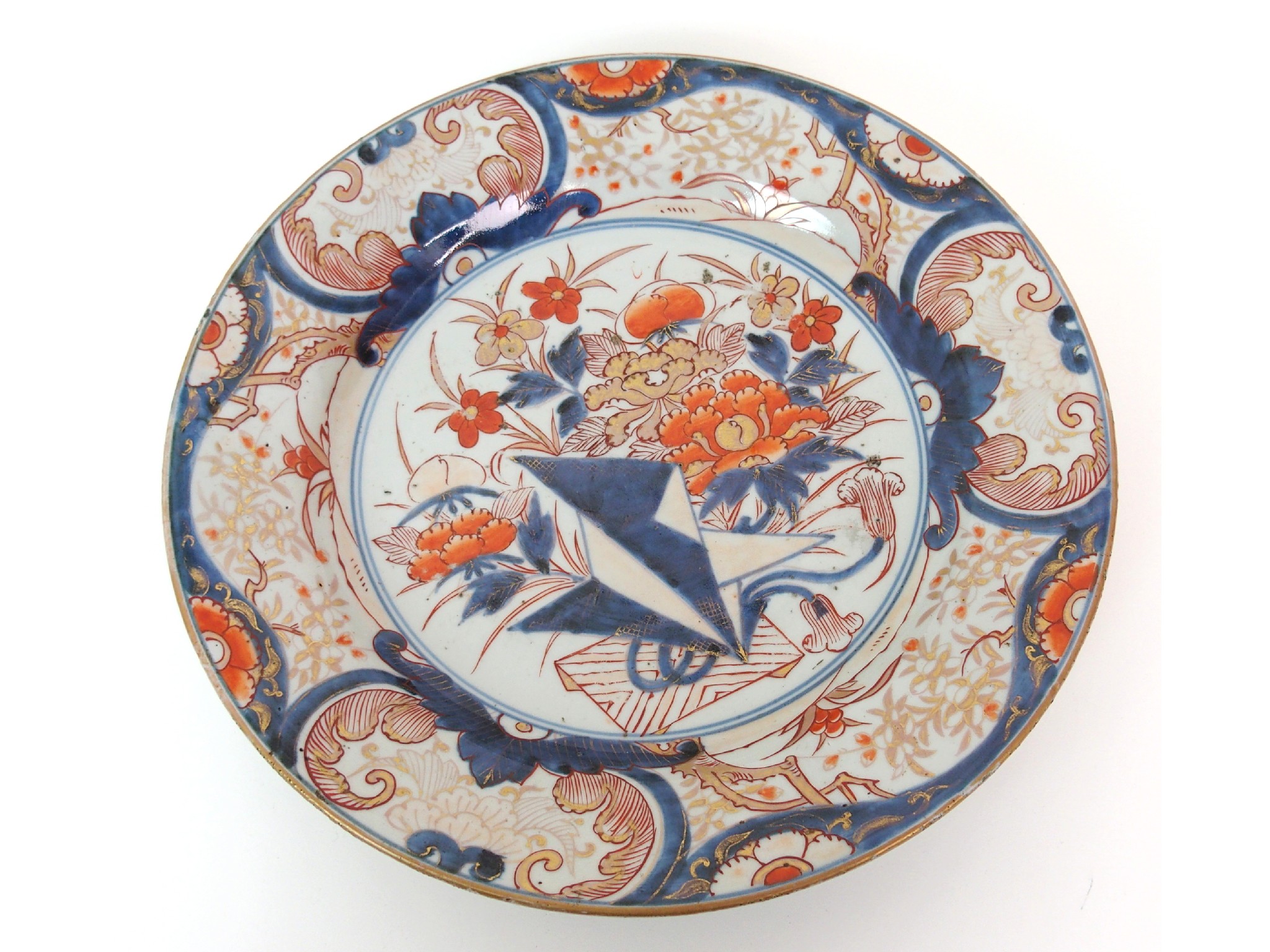 Appraisal: An Imari dishpainted with chrysanthemum within foliate scroll cartouches th