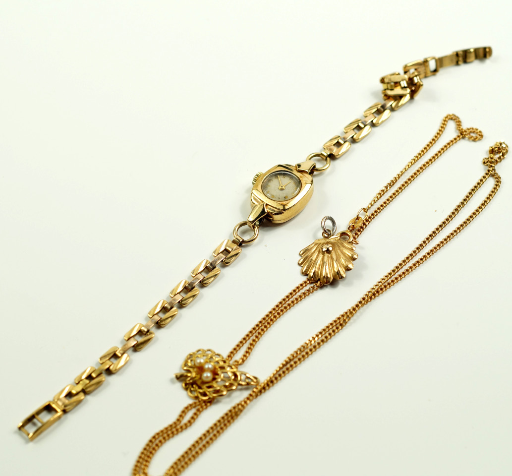 Appraisal: A ct gold curb link neck chain two ct gold