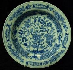 Appraisal: A mid th Century Chinese bowl decorated a central scene