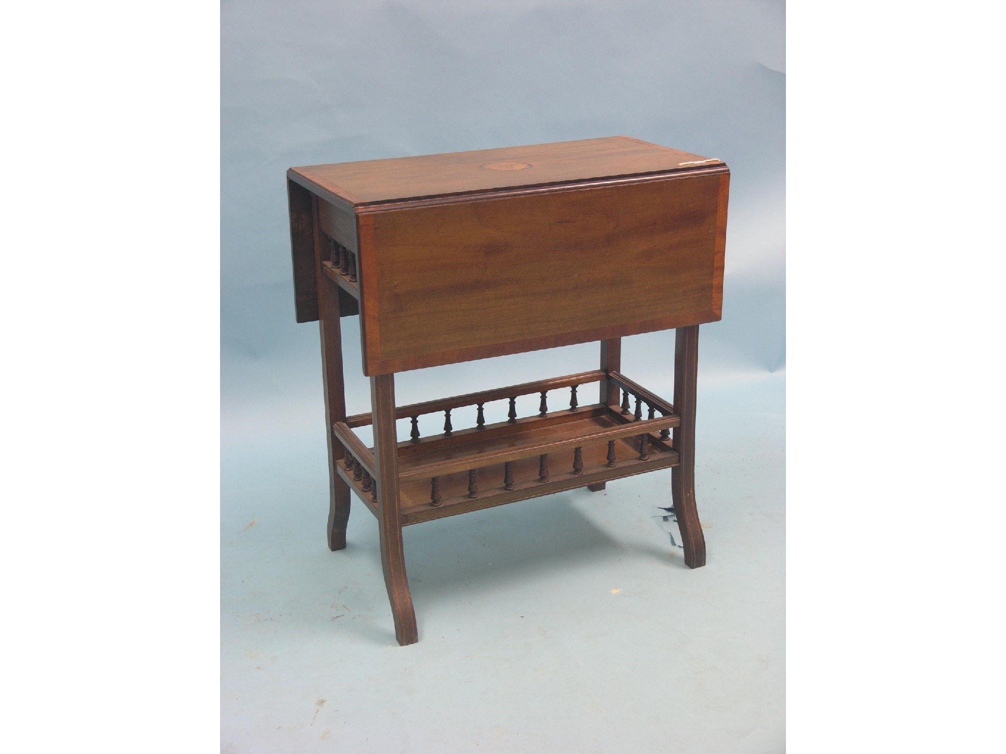 Appraisal: An Edwardian inlaid mahogany Sutherland table cross-banded top above an