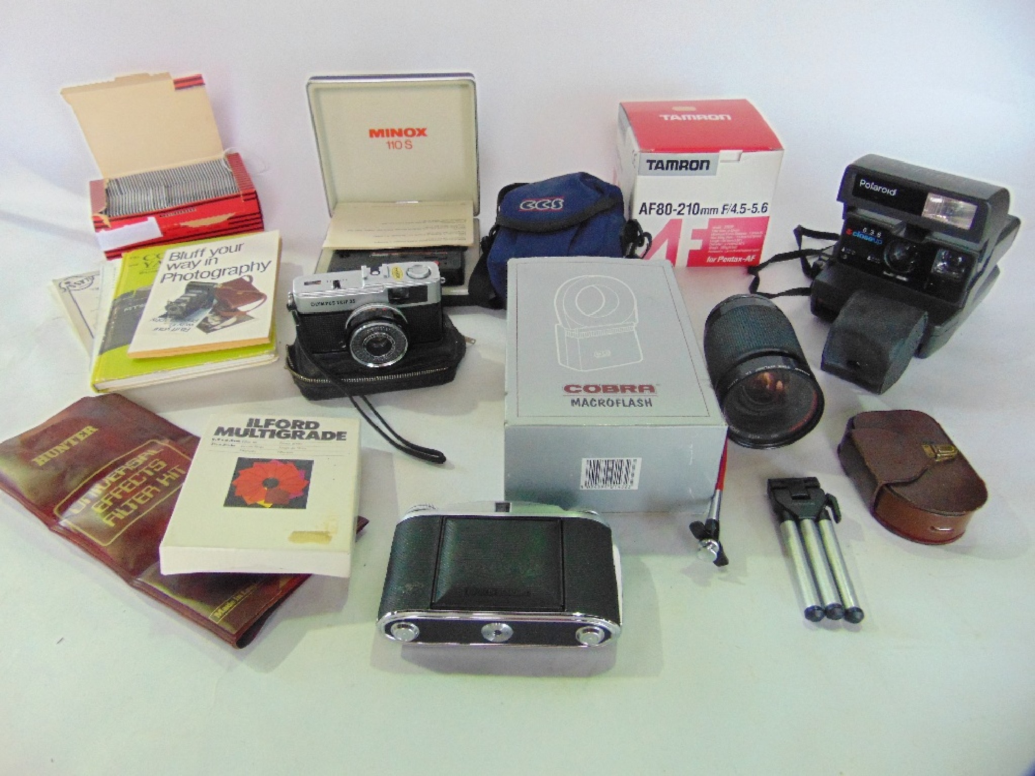 Appraisal: A box containing a collection of vintage photographic equipment to