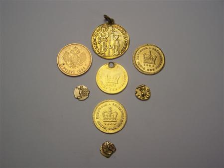 Appraisal: A collection of gold coins to include two third Guinea