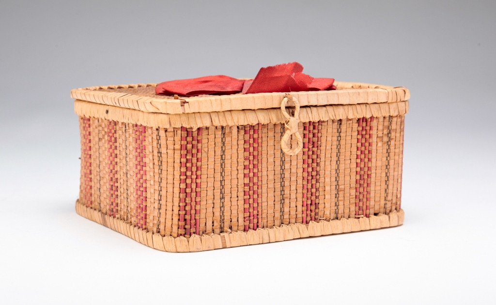 Appraisal: SHAKER BASKETRY BOX Early th century Woven basketry box with