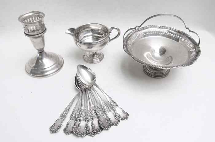 Appraisal: PIECES AMERICAN STERLING FLATWARE HOLLOWWARE set of teaspoons ''L pedestal