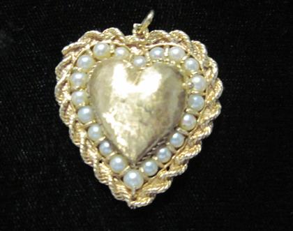 Appraisal: karat yellow gold and pearl locket pendant'Heart' shaped locket with