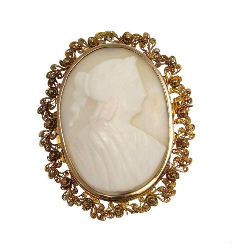 Appraisal: A LARGE K CAMEO BROOCH K yellow gold brooch with