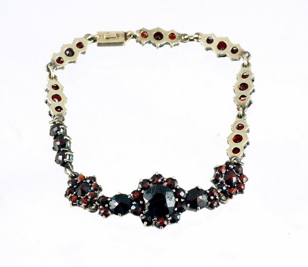 Appraisal: Garnet link bracelet in gold Marked on clasp Length -