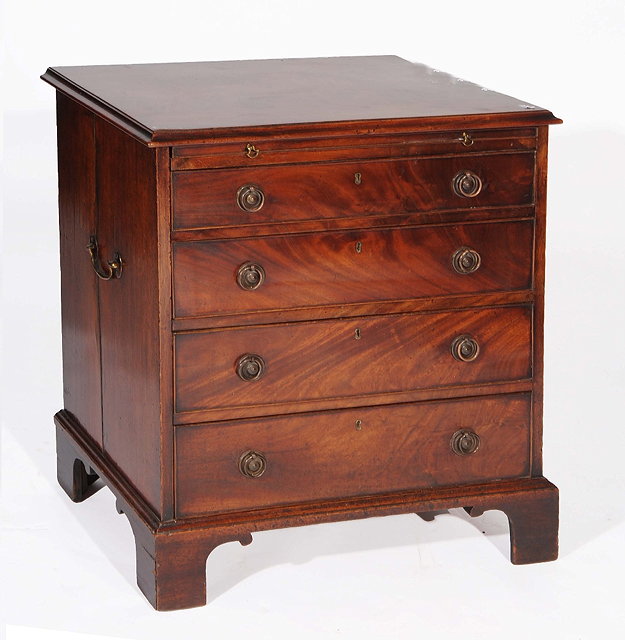 Appraisal: A TH CENTURY MAHOGANY SMALL CHEST of four graduated drawers