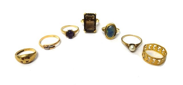 Appraisal: A gold ring claw set with a rectangular cut smoky