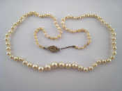 Appraisal: A graduated cultured pearl necklace pearls graduated between approx -