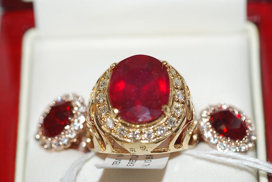 Appraisal: A TREATED RUBY AND DIAMOND RING IN CT GOLD WITH