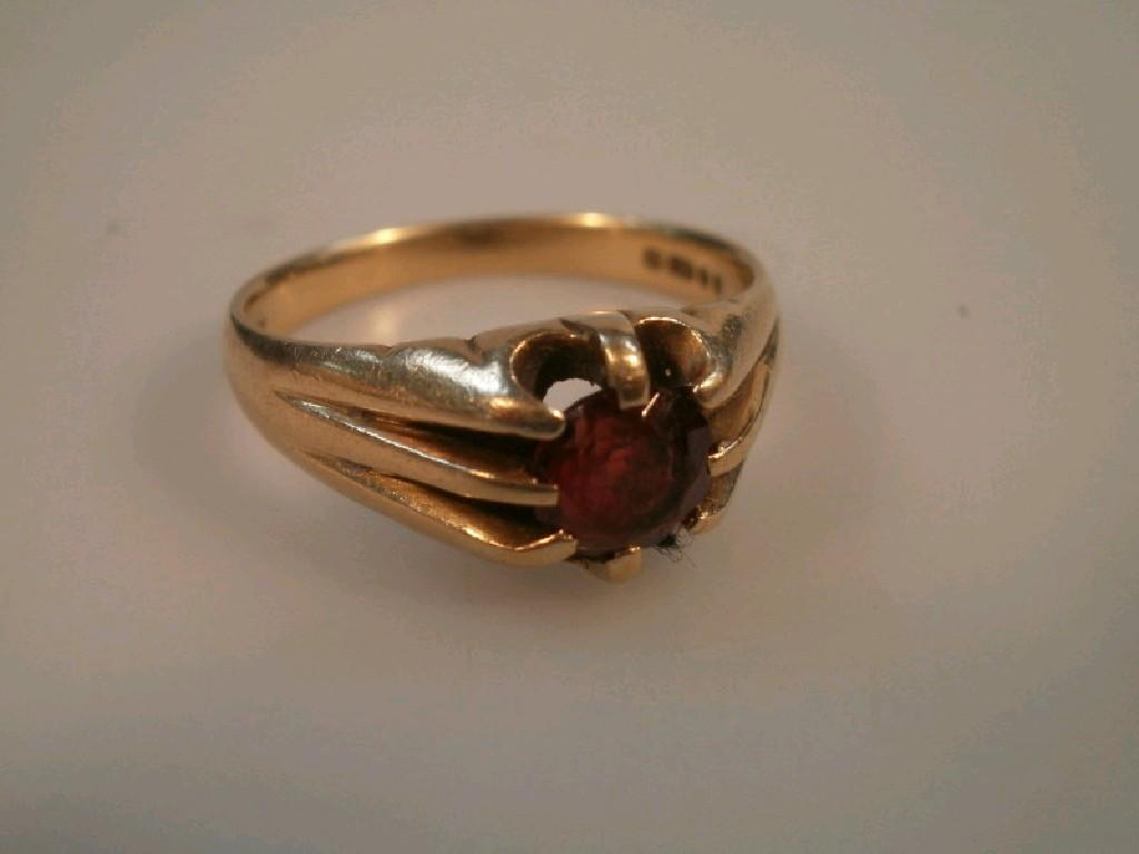 Appraisal: A ct gold gentleman's signet ring set with a garnet