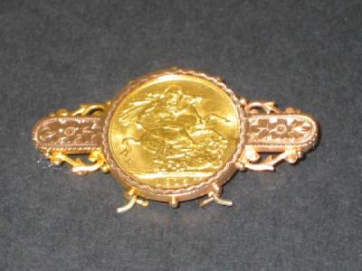 Appraisal: A GOLD SOVEREIGN dated mounted in rose gold brooch mount