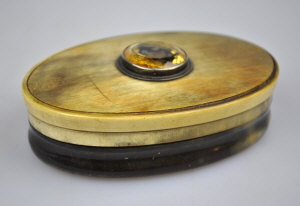 Appraisal: A th century Scottish oval horn snuff case the cover