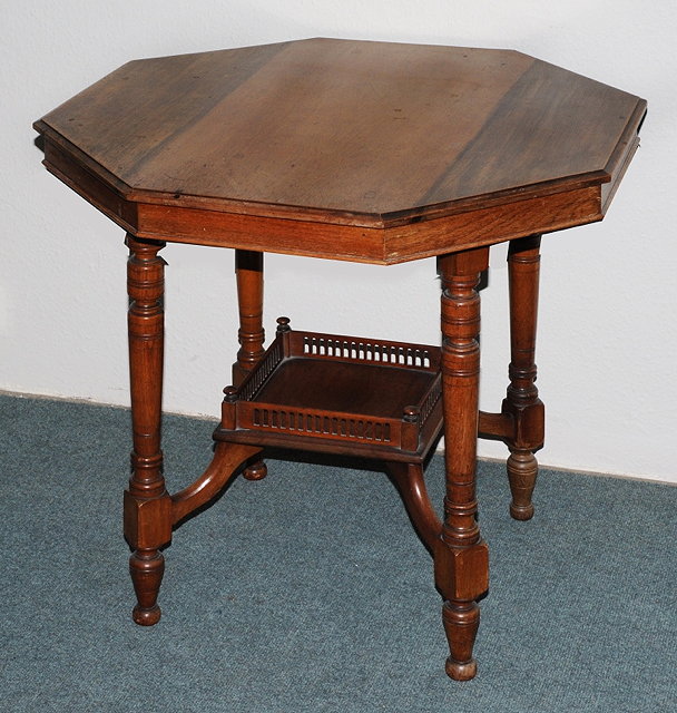 Appraisal: AN EDWARDIAN WALNUT OCTAGONAL CENTRE TABLE cm across