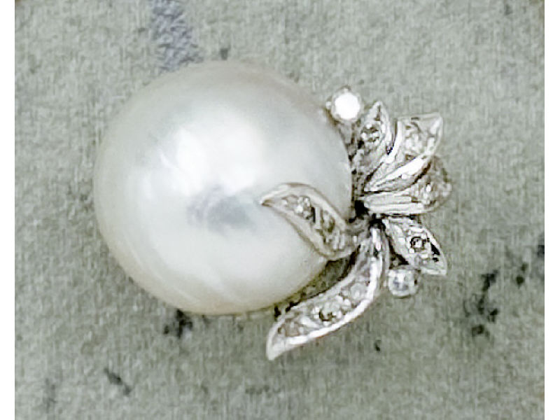 Appraisal: PEARL AND DIAMOND RING White gold ring set with thirteen