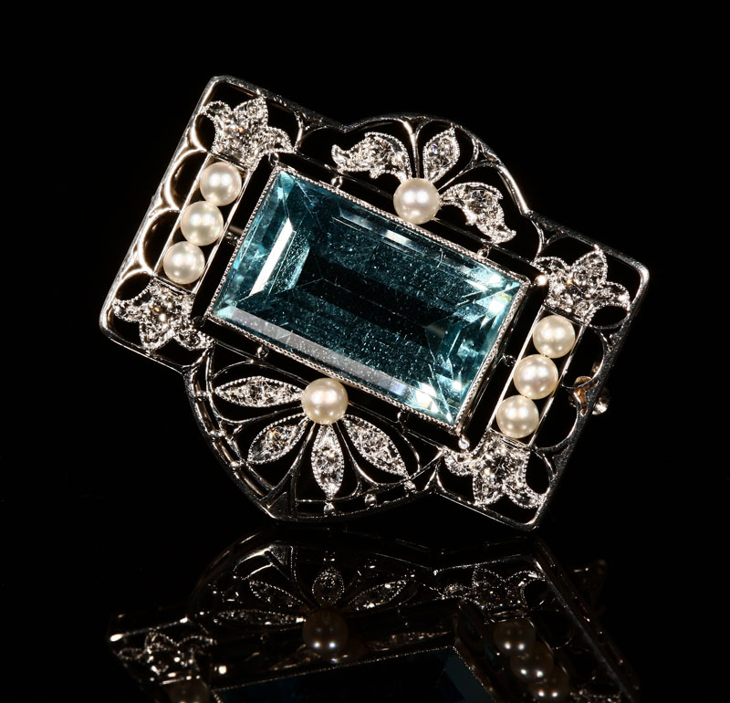 Appraisal: A platinum aquamarine and diamond brooch Mounted in platinum centering