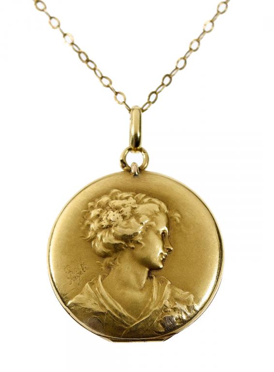 Appraisal: A FRENCH ART NOUVEAU GOLD LOCKET the lid embossed with