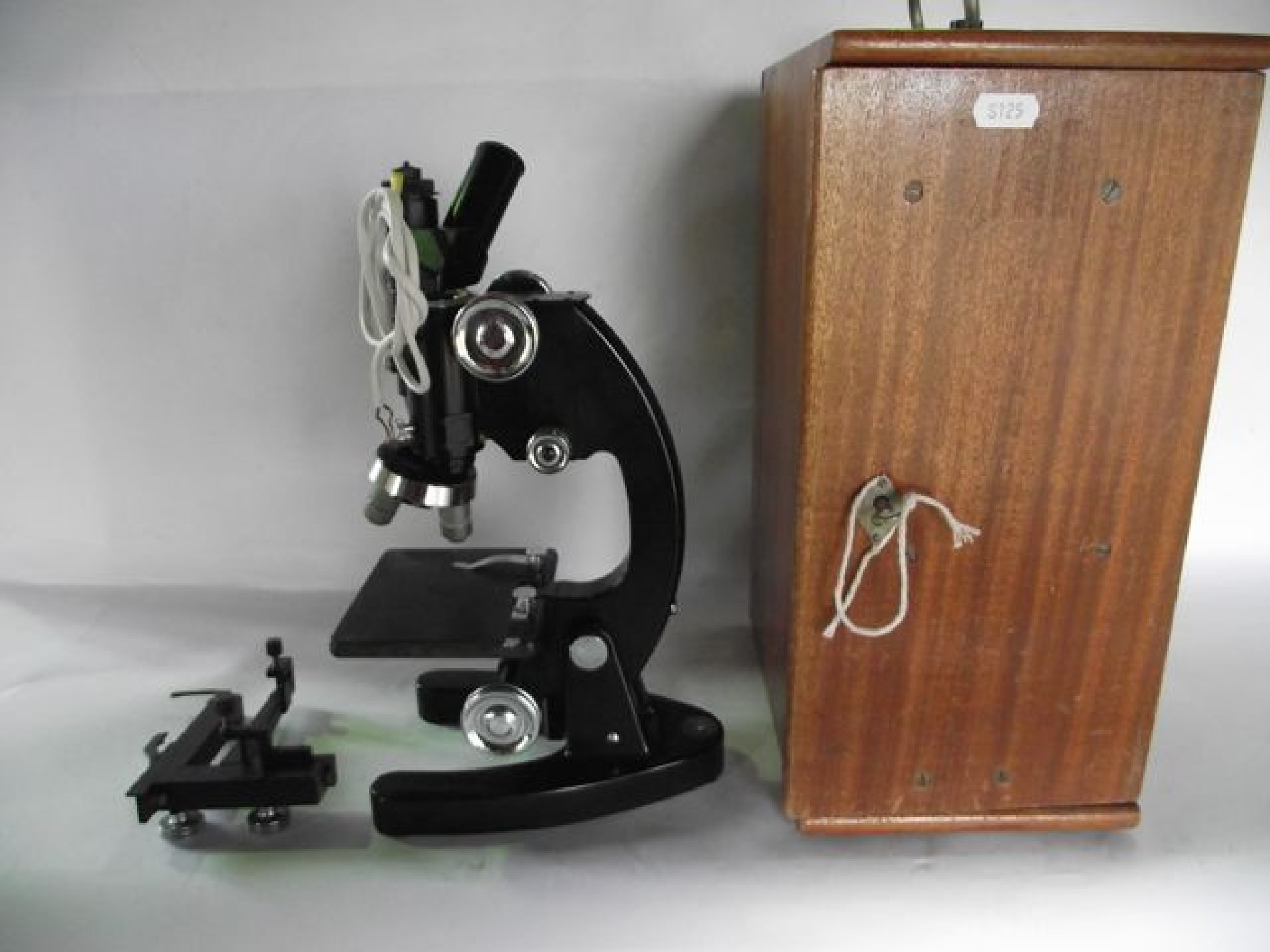 Appraisal: A vintage scientific microscope set within a timber case