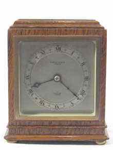 Appraisal: An Elliott day mantel clock c in rectangular oak case