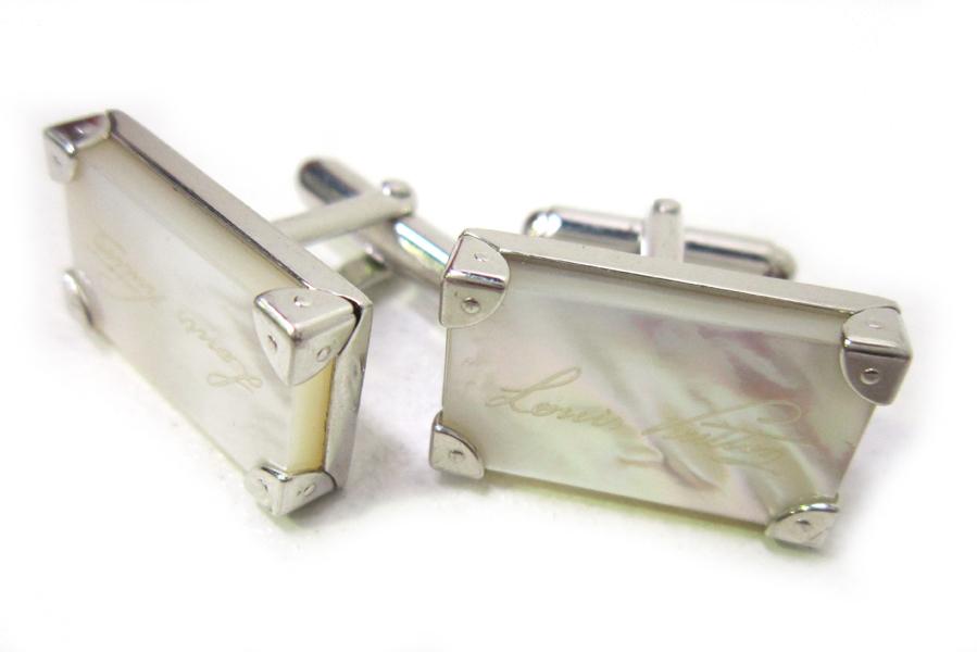 Appraisal: A PAIR OF LOUIS VUITTON CUFFLINKS IN MOTHER OF PEARL