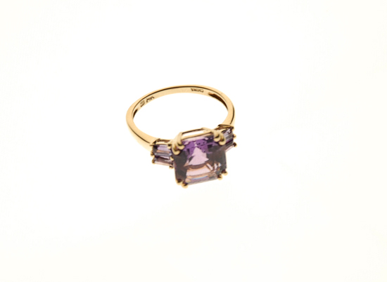 Appraisal: A Gold and Amethyst Ring K marked yellow gold prong