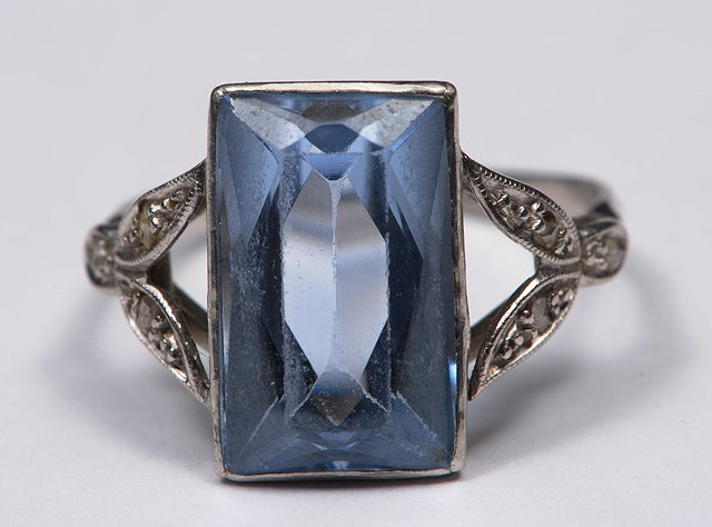 Appraisal: A PLATINIUM LADIES RING set with central rectangular aquamarine with