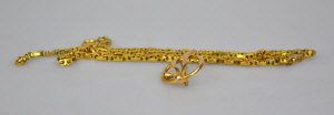 Appraisal: A ct gold roundel ribbon brooch to w a ct