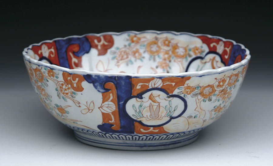 Appraisal: IMARI FOOTED BOWL Center decorated with vase of flowers paneled