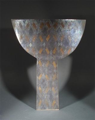 Appraisal: A large P Moss raku form decorated with a chevron