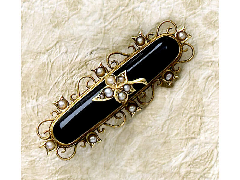 Appraisal: VICTORIAN BROOCH k yellow gold elongated oval onyx brooch with