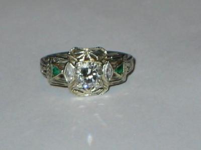 Appraisal: AN EDWARDIAN STYLE DIAMOND RING the brilliant cut centre stone