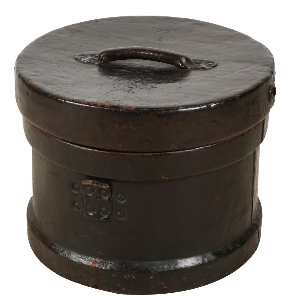 Appraisal: ENGLISH LEATHER HAT BOXthe top lifting to reveal a canvas-lined