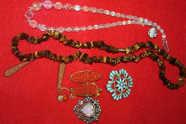 Appraisal: A SMALL QUANTITY OF MISCELLANEOUS JEWELLERY including a heart-shaped pendant