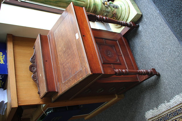 Appraisal: AN EARLY TH CENTURY MAHOGANY DAVENPORT with a sloped lifting