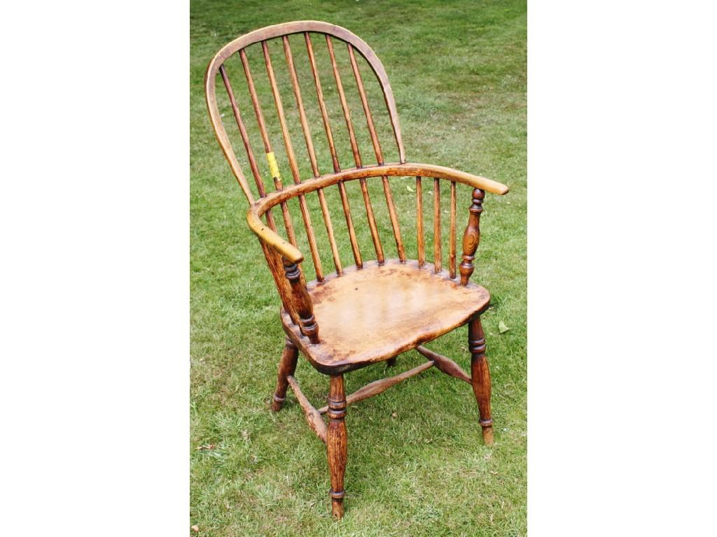 Appraisal: A thC elm and beech Windsor chair with spindle back